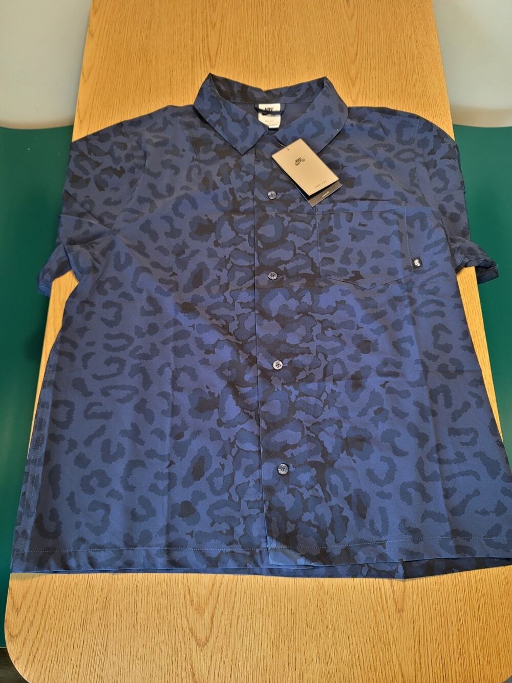 Nike SB Bowler Short-Sleeve Button Up Skate Shirt Blue Cheetah Print Size M New
